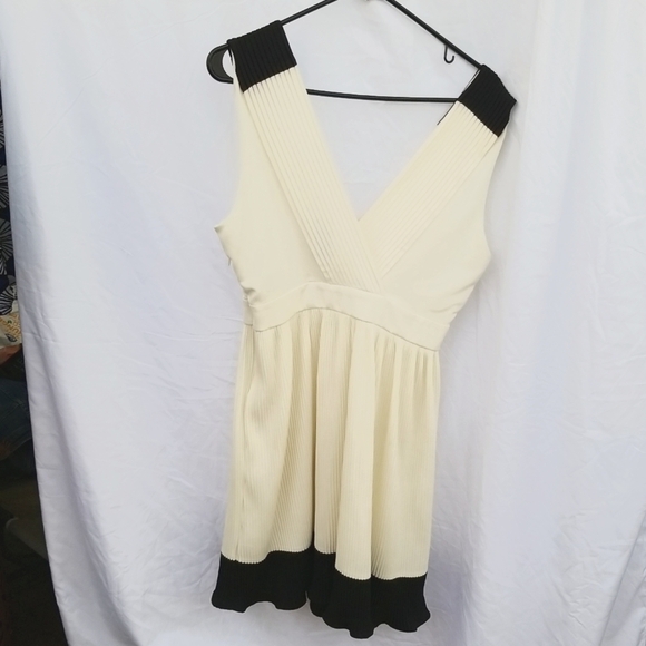 NWT Forever 21 women's cream/black pleated dress size medium - Picture 4 of 10
